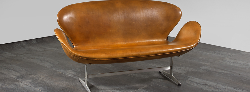 Arne JACOBSEN - Canapé modèle « Swan », garniture en cuir havane, piètement en métal chromé.